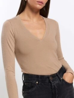 River Island Rib V-Neck Long Sleeve Top - Brown -RIVE IS Clothing Shop 112I5 SQ4 0000000143 BROWN MDd