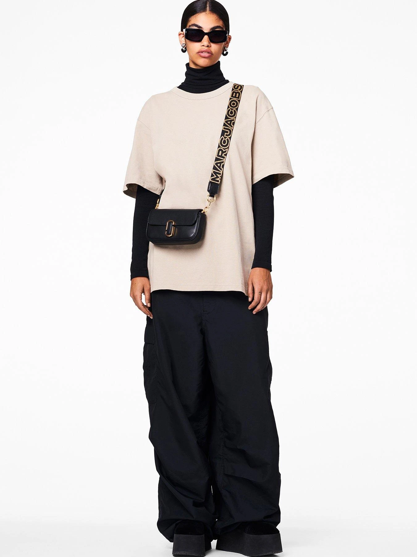 MARC JACOBS The Thin Outline Logo Webbed Strap - Black/Gold 4 MARC JACOBS The Thin Outline Logo Webbed Strap - Black/Gold - Image 2