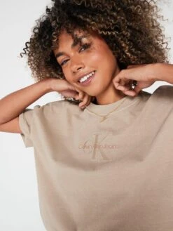 Calvin Klein Jeans Monologo Oversized T-shirt - Taupe -RIVE IS Clothing Shop VIINF SQ4 0000000143 BROWN MDd