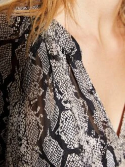 New Look Light Grey Snake Print Button Through Blouse -RIVE IS Clothing Shop VP25Y SQ5 0000000270 PRINT MDd1